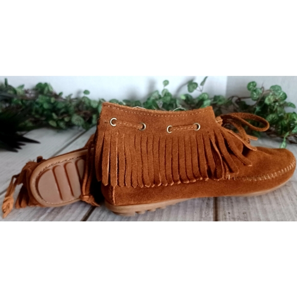 Minnetonka Women's Fringe Back Zip Sporty Rubber Sole Bootie - Picture 12 of 15